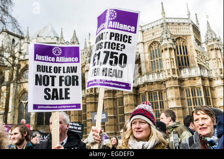 Westminster, London, Großbritannien. 23. Februar 2015. Hunderte von Juristen, Gewerkschafter und Aktivisten heute außerhalb des Parlaments in Protest erfaßt am laufenden Kürzungen der Regierung auf Prozesskostenhilfe. Credit: Gordon Scammell/Alamy leben Nachrichten Stockfoto