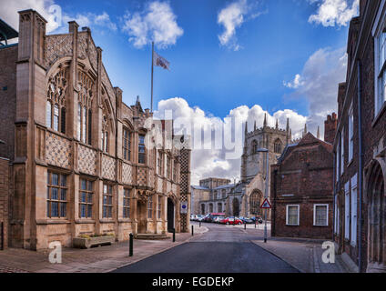 Das Rathaus und die Trinity Guildhall, Kings Lynn, Norfolk, England, UK, King's Lynn Münster blickt. Stockfoto