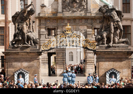 Die Wachablösung am Prager Burg, Prag, Tschechische Republik, Europa Stockfoto