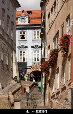 Gasse von der Prager Burg in der alten Stadt, Prag, Tschechische Republik, Europa Stockfoto