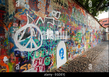 Graffiti an der Lennon Wand am Grand Priory Square, Prag, Tschechische Republik, Europa Stockfoto