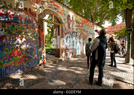 Graffiti an der Wand Lennon auf der Grand Prieuré Square, Prag, Tschechische Republik, Europa Stockfoto