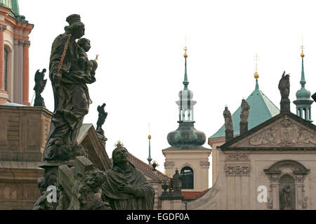 Detail der Karlsbrücke mit der Altstadt von Prag im Hintergrund, Prag, Tschechische Republik, Europa Stockfoto