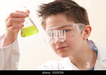 Teenager Schuljunge in Chemie Lektion Stockfoto