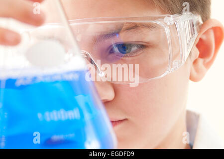 Teenager Schuljunge in Chemie Lektion Stockfoto