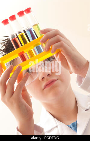 Teenager Schuljunge in Chemie Lektion Stockfoto