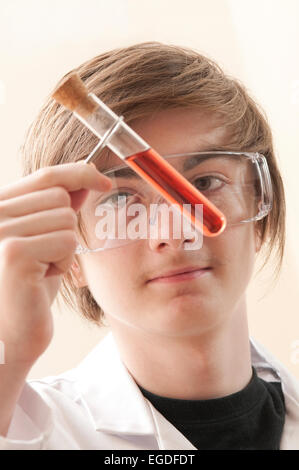 Teenager Schuljunge in Chemie Lektion Stockfoto