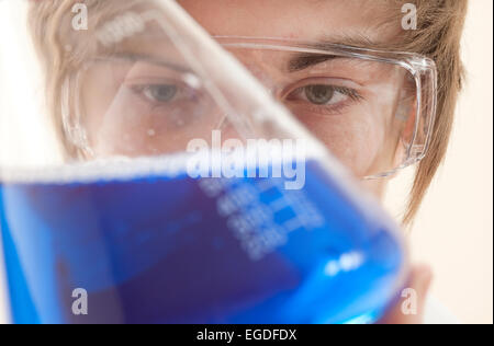 Teenager Schuljunge in Chemie Lektion Stockfoto