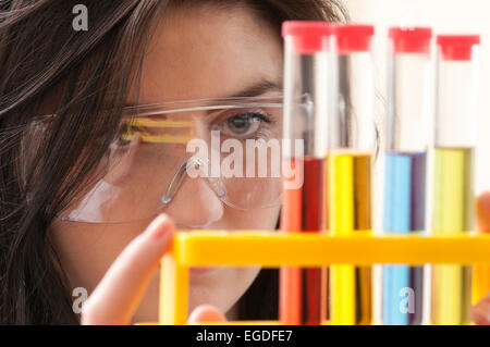 Teenager Schulmädchen in Chemie Lektion Stockfoto