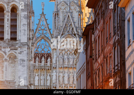 Fassaden in der Rue du Gros Horloge und die Kathedrale Notre-Dame de f'Assomption, Rouen, Normandie, Frankreich Stockfoto