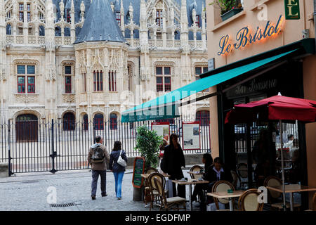 Hotel und Bistro Le Bristol und dem Palais de Justice, Rouen, Seine-Maritime, Normandie, Frankreich Stockfoto