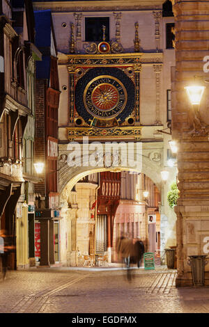 Rue du Gros Horloge und die astronomische Uhr, Rouen, Seine-Maritime, Normandie, Frankreich Stockfoto