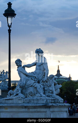 Nicholas Coustous Statue des "La Seine et Marne la" in der Jardin des Tuileries, mit Blick auf den Place De La Concorde, Paris. Stockfoto