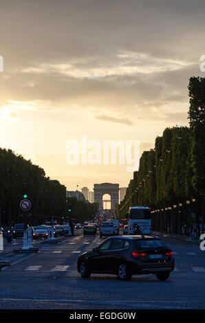 Suchen die Avenue des Champs-Élysées vom Place De La Concorde in Richtung Arc de Triomphe, bei Sonnenuntergang, Paris, Frankreich. Stockfoto