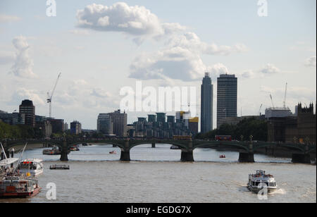 Themse an der Westminster Bridge Millbank Tower St George Türme & Wharf London UK Stockfoto