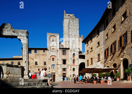 Piazza della Cisterna, San Gimignano, Toskana, Italien Stockfoto