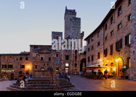 Piazza della Cisterna, San Gimignano, Toskana, Italien Stockfoto