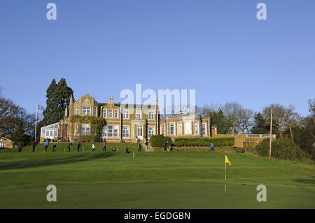 Blick auf das 18. Grün von The John O' Gaunt Golfplatz bis zum Putting-Grün und das Clubhaus John O' Gaunt Golf Club Sandy Stockfoto