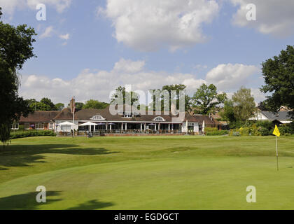 Blick auf das 18. Grün zum Clubhaus Langley Park Golf Club Bromley Kent England Stockfoto