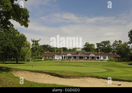 Blick über Bunker und dem 18. Grün zum Clubhaus Langley Park Golf Club Bromley Kent England Stockfoto