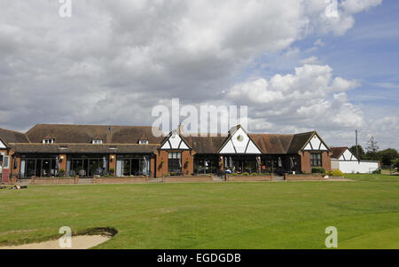 Blick auf das 18. Grün zum Clubhaus Orsett Golf Club Essex England Stockfoto