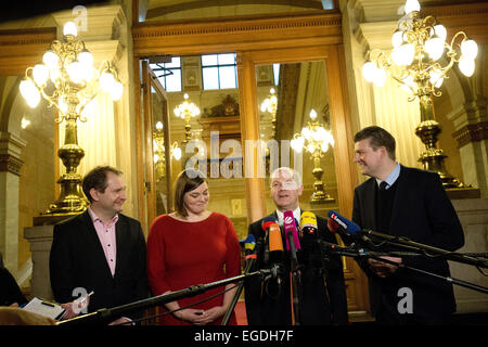 Hamburg, Deutschland. 23. Februar 2015. Hamburgs erster Bürgermeister, Olaf Scholz (2.f.R), Vorsitzender der SPD-Fraktion der gesetzgebenden Versammlung Hamburg, Andreas Dressel (R), Parteivorsitzender von Bündnis 90/die grünen in Hamburg, Katharina Fegebank und Vorsitzender der grünen Fraktion der gesetzgebenden Versammlung Hamburg, Jens Kerstan (L), liefern eine Erklärung nach dem Beginn der Koalitionsverhandlungen im Rathaus in Hamburg, Germany, 23. Februar 2015. Foto: CHRISTIAN CHARISIUS/Dpa/Alamy Live News Stockfoto