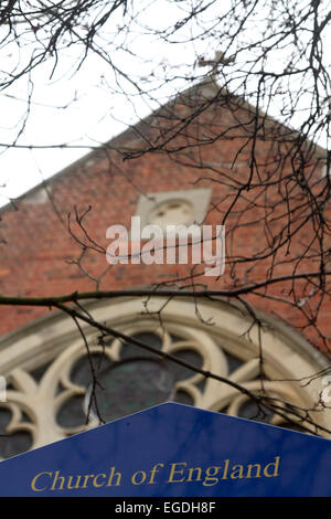 London, UK. 23. Februar 2015. Kirche von England wurde vorgeworfen, einige Arbeiter unter dem Existenzminimum der grundlegenden Lebenshaltungskosten UK, die derzeit £7,85 eine Stunde zu bezahlen Stockfoto