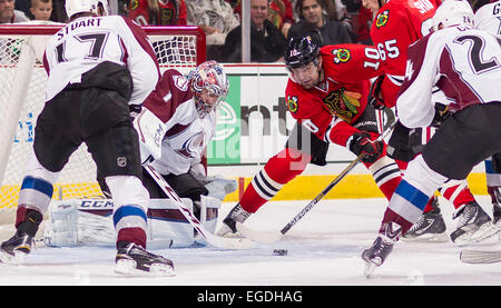 Chicago, IL, USA. 20. Februar 2015. Chicago, Illinois, USA - Blackhawk #10 Patrick Sharp versucht einen Schuss auf Lawine Goalie #1 Semyon Varlamov während der National Hockey League-Spiel zwischen den Chicago Blackhawks und den Colorado Avalanche im United Center in Chicago, IL. © Csm/Alamy Live-Nachrichten Stockfoto