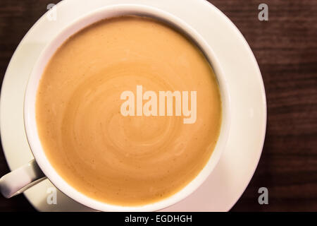 eine Tasse Kaffee Latte auf Holztisch Hintergrund Closeup close-up Stockfoto