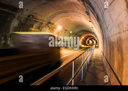 Bewegung beschleunigt LKW durch den Tunnel gehen Stockfoto