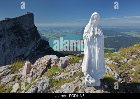 Weiße Madonnenfigur am Schafberg, See Mondsee, Salzkammergut, Salzburger Land, Österreich Stockfoto