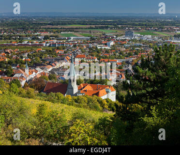 Blick auf die Kirche, Thermenregion, Gumpoldskirchen, Niederösterreich, Österreich Stockfoto