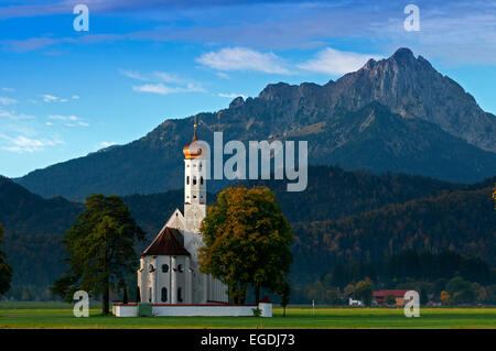 St. Coloman Kirche in Schwangau mit den Branderschrofen im Hintergrund, Schwangau, Upper Bavaria, Bavaria, Germany Stockfoto