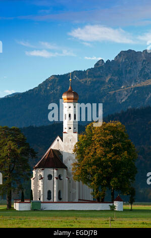 St. Coloman Kirche in Schwangau mit den Branderschrofen im Hintergrund, Schwangau, Upper Bavaria, Bavaria, Germany Stockfoto