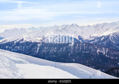 Kaukasus-Gebirge tagsüber im Winter, Sotschi Stockfoto