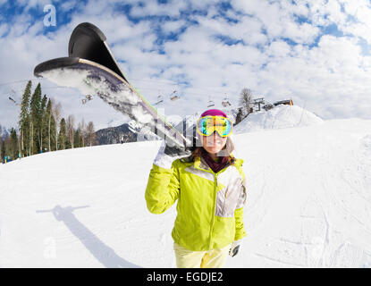 Junge Frau tragen Mountain-Ski am Wintersportort Stockfoto