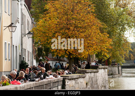 Cafe am Ufer des Flusses Lech, Landsberg am Lech, Upper Bavaria, Bavaria, Germany Stockfoto