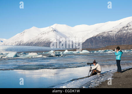 Fotografen, die im Februar Fotos von der atemberaubenden Landschaft der Jokulsarlon Glacial Lagoon, am Rande des Vatnajokull National Park, Island machen Stockfoto