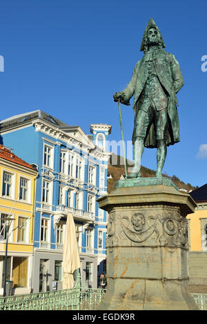 Denkmal des Dichters Ludvig Holberg mit hanseatischen Gebäude im Hintergrund, Fischmarkt, Bryggen, UNESCO World Heritage Site Bryggen, Bergen, Hordaland, Norwegen Stockfoto