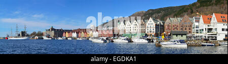 Panorama von Bergen Hafen mit alten Hansestadt Gebäuden, Bryggen, UNESCO World Heritage Site Bryggen, Bergen, Hordaland, Norwegen Stockfoto