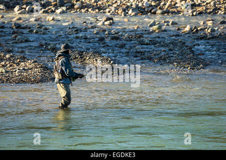 Fischer angeln in Chilliwack Fluss auf sonnigen Winter Morgen-Vedder, Britisch-Kolumbien, Kanada. Stockfoto