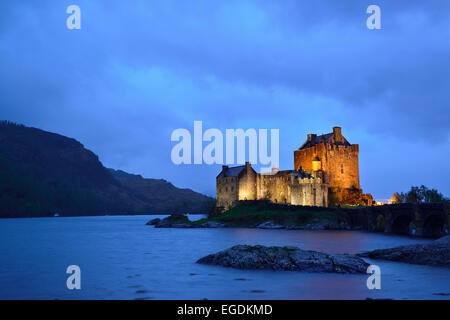 Eilean Donan Castle, beleuchtet im Abendlicht, mit Loch Duich, Eilean Donan Castle, Highland, Schottland, Großbritannien, Vereinigtes Königreich Stockfoto