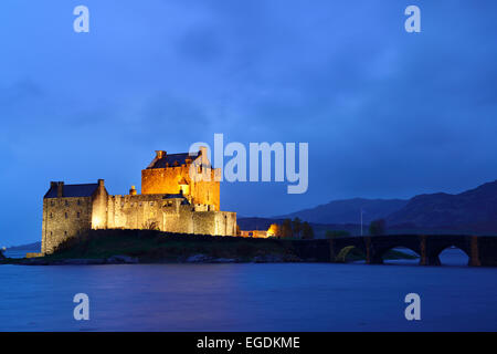 Eilean Donan Castle, beleuchtet im Abendlicht, mit Loch Duich, Eilean Donan Castle, Highland, Schottland, Großbritannien, Vereinigtes Königreich Stockfoto