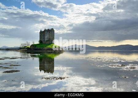 Castle Stalker mit Loch Linnhe, Castle Stalker, Highland, Schottland, Großbritannien, Vereinigtes Königreich Stockfoto