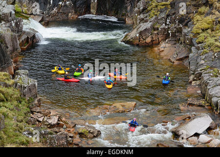 Mehrere Personen Kajaking auf Glen Etive Fluss, Glen Etive, Buachaille Etive Mor, Highland, Schottland, Großbritannien, Vereinigtes Königreich Stockfoto