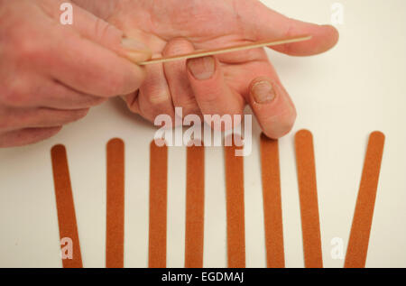 Mann seine Fingernägel Feilen Stockfoto