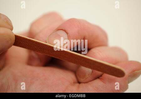 Mann seine Fingernägel Feilen Stockfoto