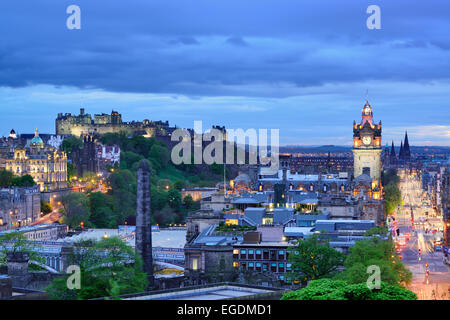 Blick zur Altstadt von Edinburgh, Nachtbeleuchtung, Edinburgh Castle, Balmoral Hotel und Princes Street, Calton Hill, UNESCO World Heritage Site Edinburgh, Edinburgh, Schottland, Großbritannien, Vereinigtes Königreich Stockfoto