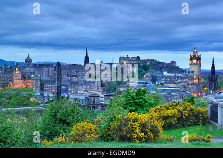 Blick zur Altstadt von Edinburgh, beleuchtet in der Nacht, mit St. Giles' Cathedral, Edinburgh Castle und Balmoral Hotel, Calton Hill, UNESCO World Heritage Site Edinburgh, Edinburgh, Schottland, Großbritannien, Vereinigtes Königreich Stockfoto