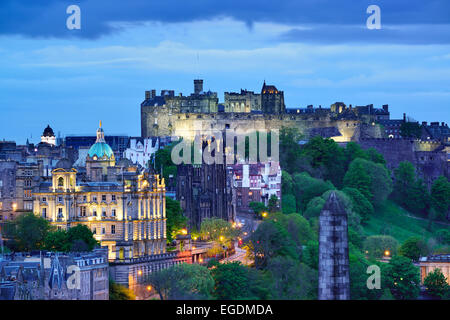 Blick zur Altstadt von Edinburgh, Edinburgh Castle, nachts beleuchtet, Calton Hill, UNESCO World Heritage Site Edinburgh, Edinburgh, Schottland, Großbritannien, Vereinigtes Königreich Stockfoto